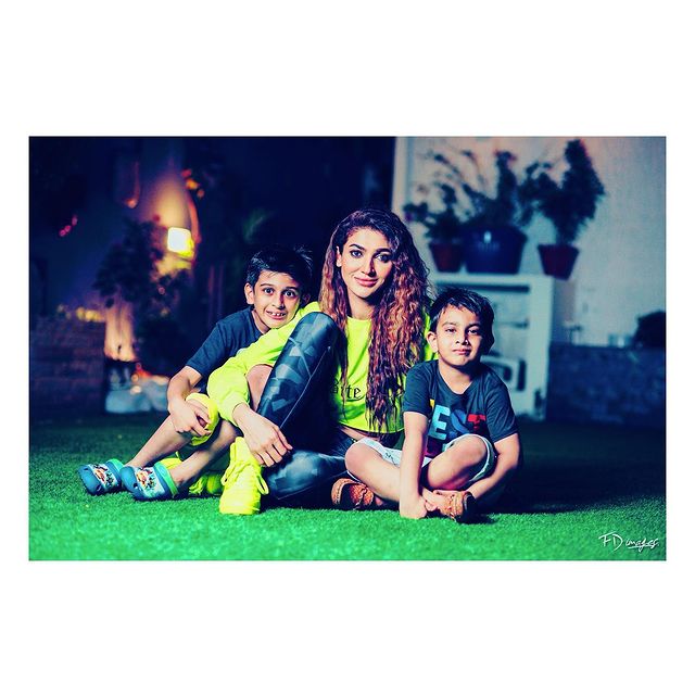 sana fakhar with her kids