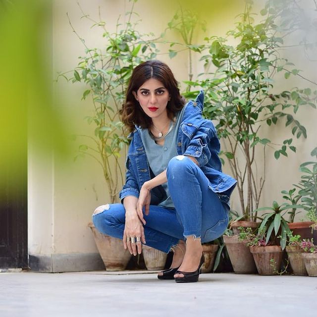 Fariya hassan looking jot in blue jeans latest pics (2)