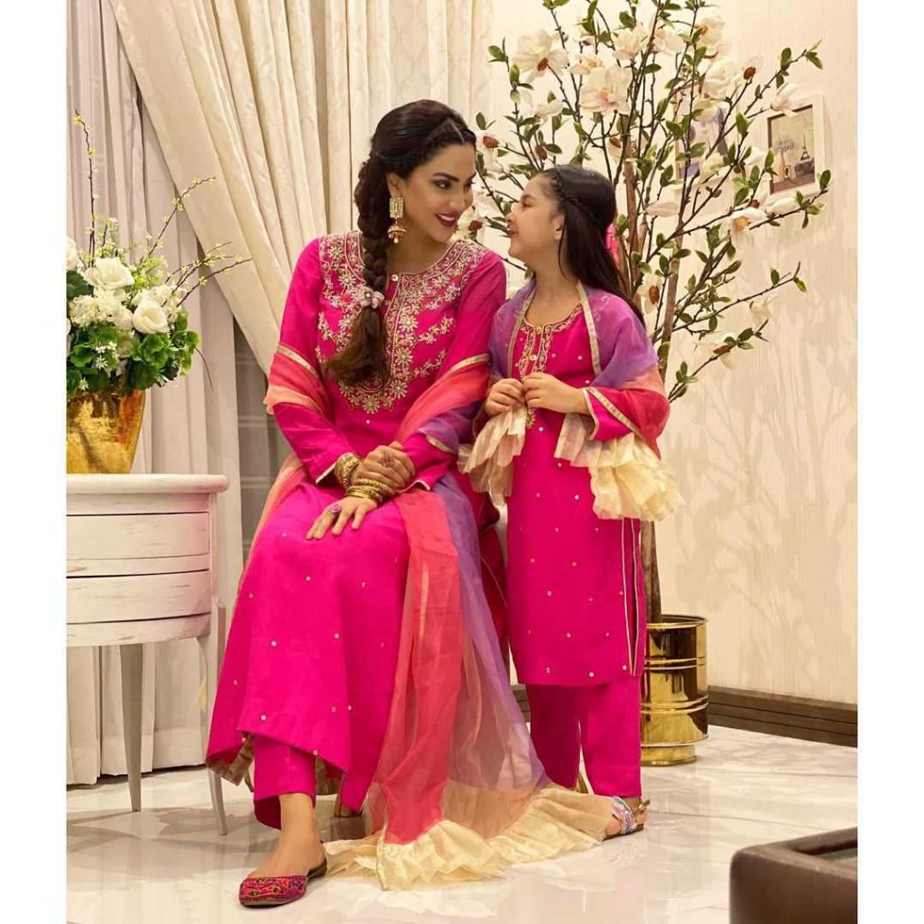 Fiza ali with her daughter