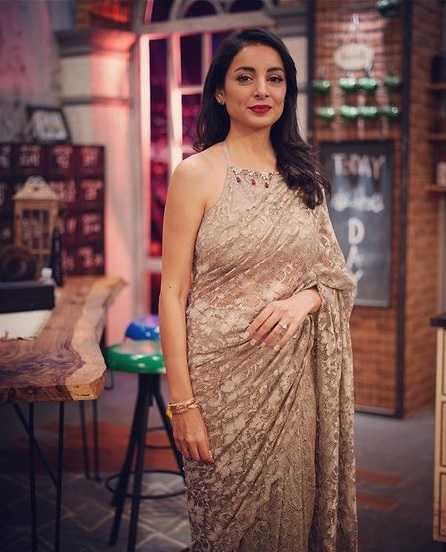 Sarwat gilani is spotted wearing a strapless and backless saree in Ahsan Khan’s show (1)