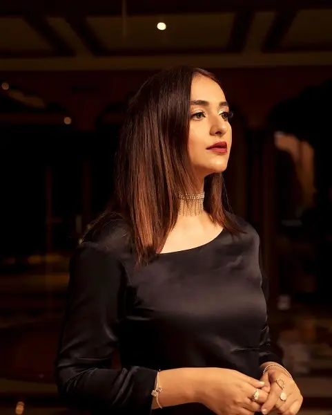  Yumna Zaidi is showing her brilliant skills by playing the role of Azka in the drama cast of Ishq e Laa.