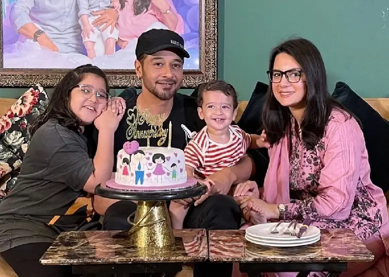 Faysal Qureshi is celebrating 2nd birthday of his son with his wife and daughter.
