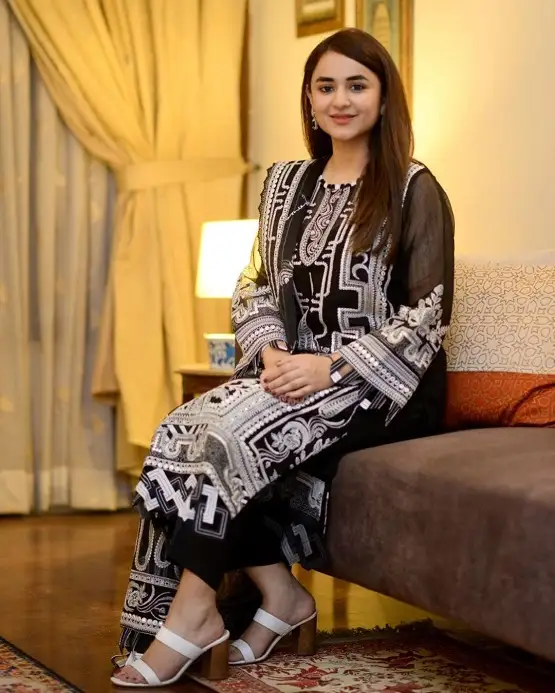 Yumna Zaidi as Shaista Khanzada in Sinf e Aahan
