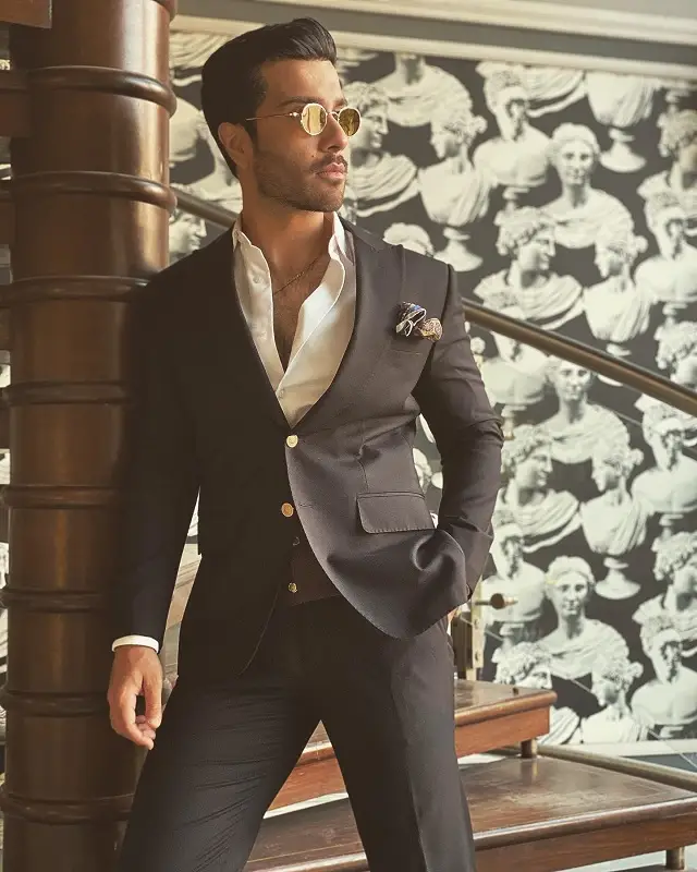 A real-life photo of the lead actor Feroze Khan who plays the role of Mustajab in the drama.