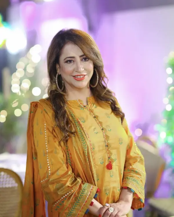 Mere Humsafar drama cast Farah Nadeem