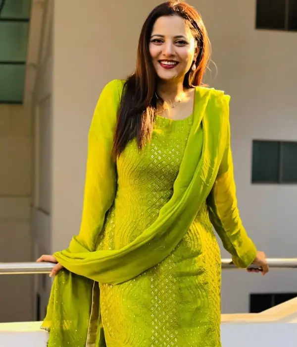 A real-life photo of actress Mizna Waqas from the drama set.
