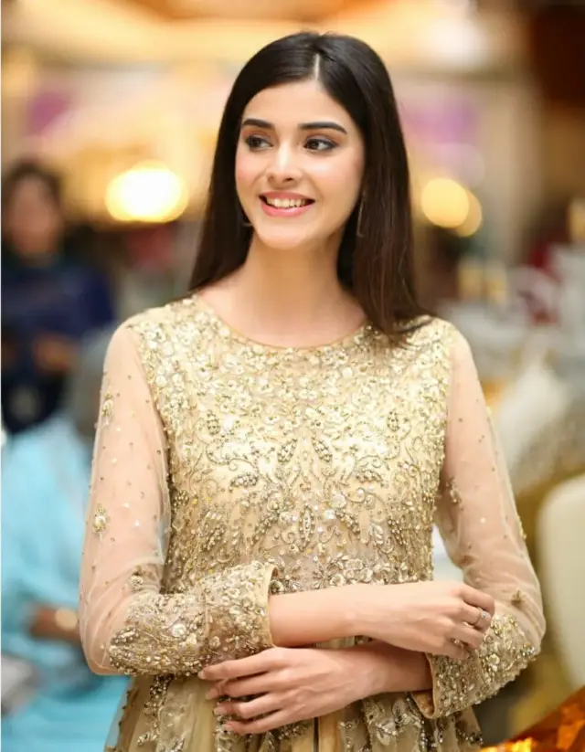 A photo of actress Zainab Shabbir who works as Eman in the drama.
