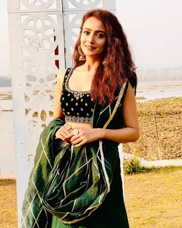 A photo of actress Zarnish Khan in a green dress, she appears in the Aitbaar drama cast as Parsia.
