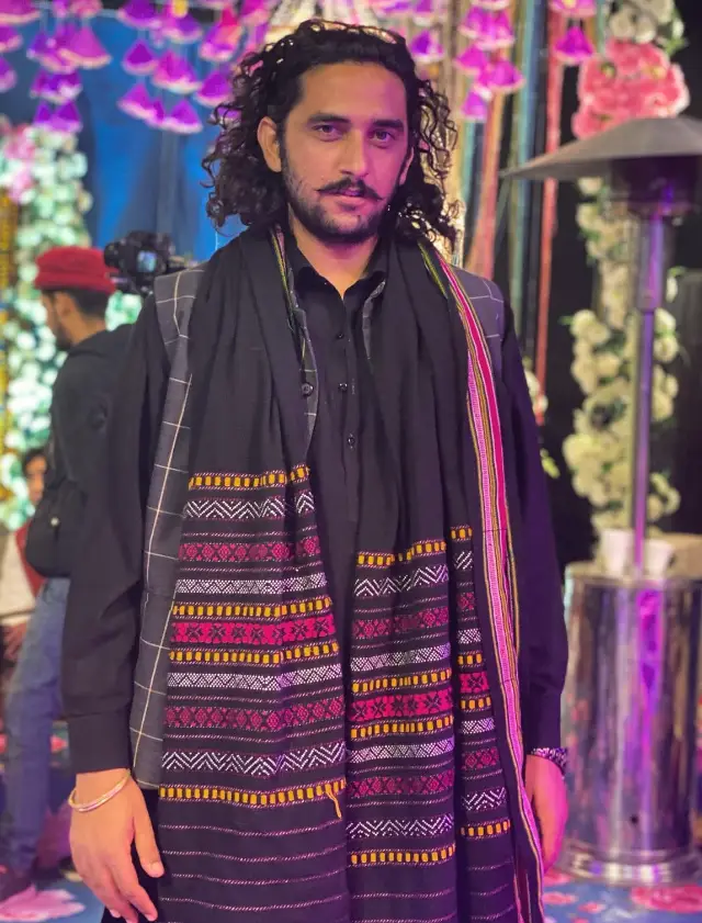 A photo of new Pakistani actor Aown Khan Ghurmani, who appears in the Sang e Mah drama cast.
