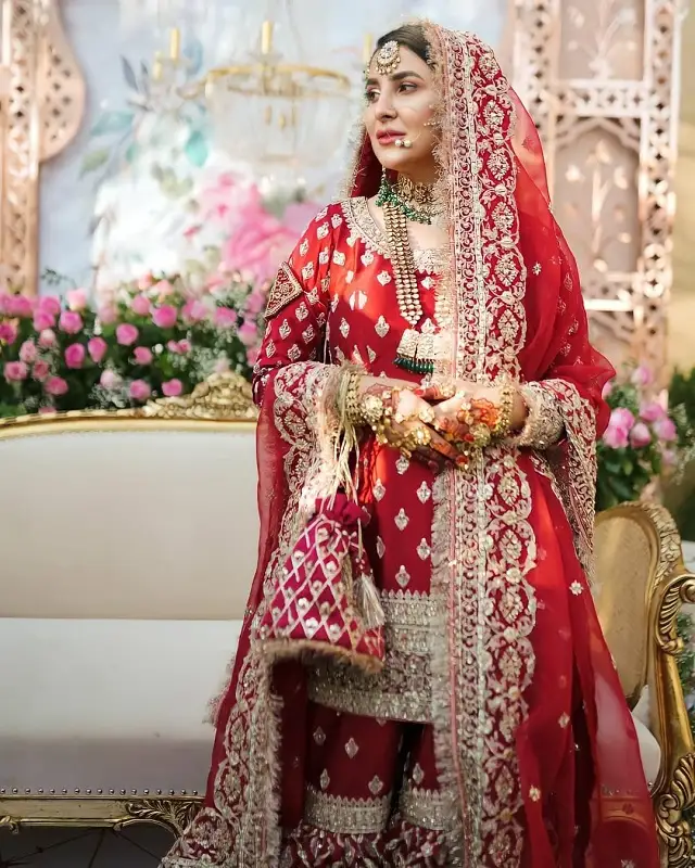 Areeba stands for her husband when he comes on the wedding stage