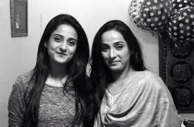 actress Sana Nadir with her mother.