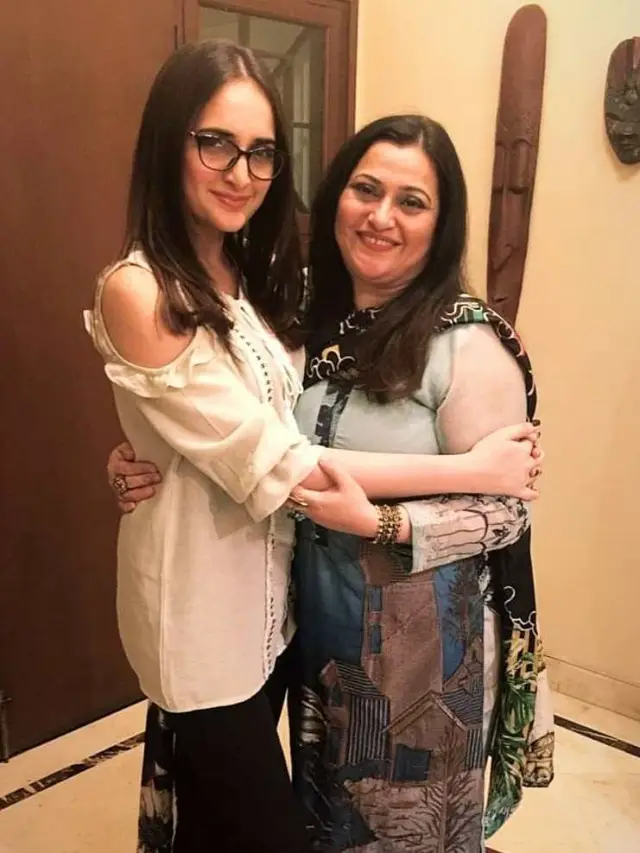 Areeba with her beautiful mother Saima.