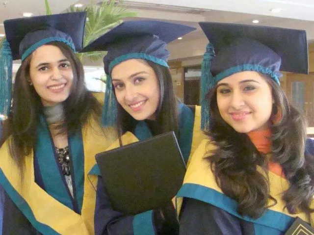 A rare photo of Ayeza Khan with friends in University on convocation day.