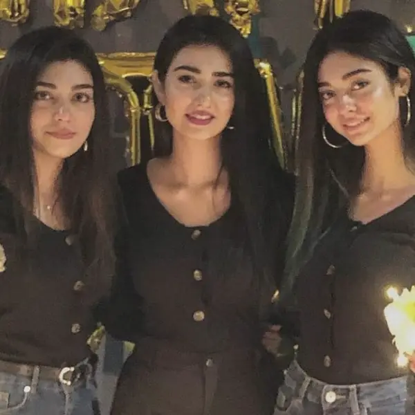 Aisha Khan pics with her sisters