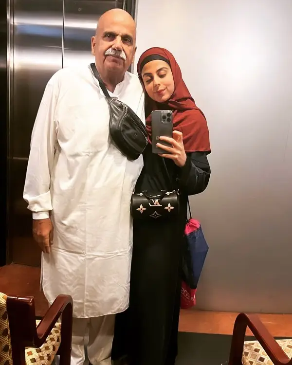 Yashma Gill Performs Her First Umrah with Her Family