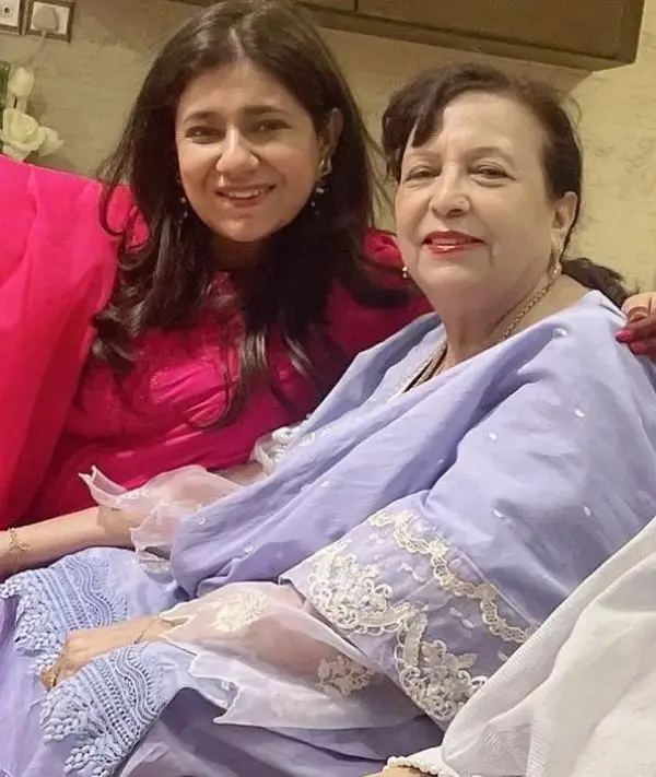 Fahad Mustafa wife with her mother