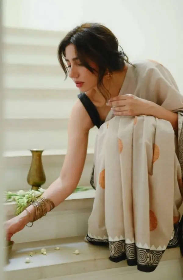 Mahira Khan looks bold In Saree
