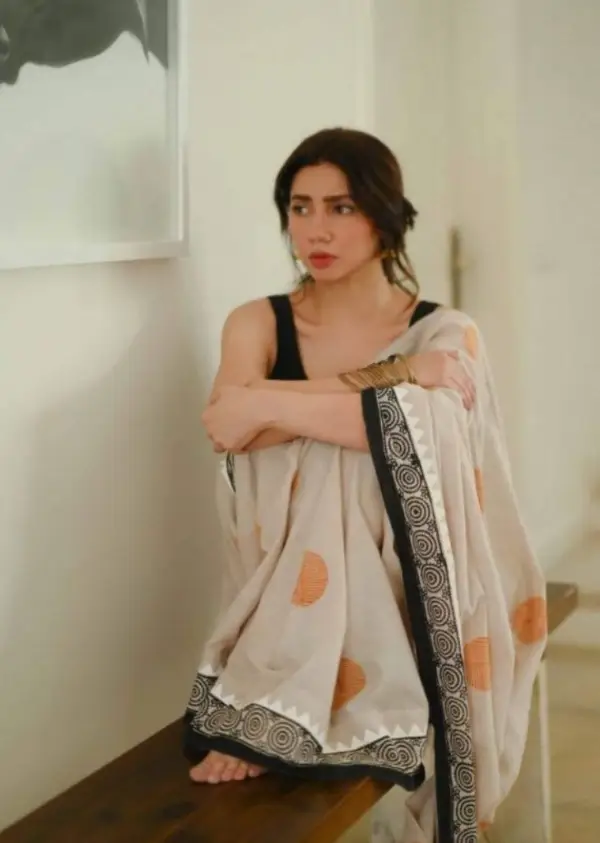 Mahira Khan looks bold In Saree