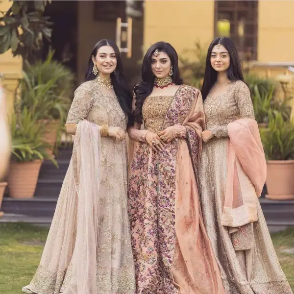 Sarah Khan with har sisters