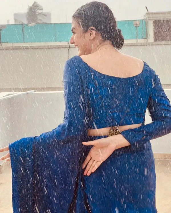 Hira Mani Looks Beautiful Enjoying Karachi Rains