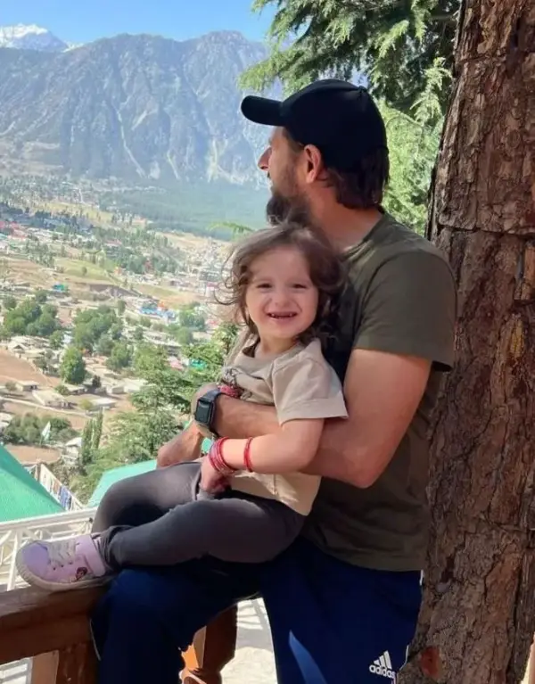 Shahid Afridi with Daughters 