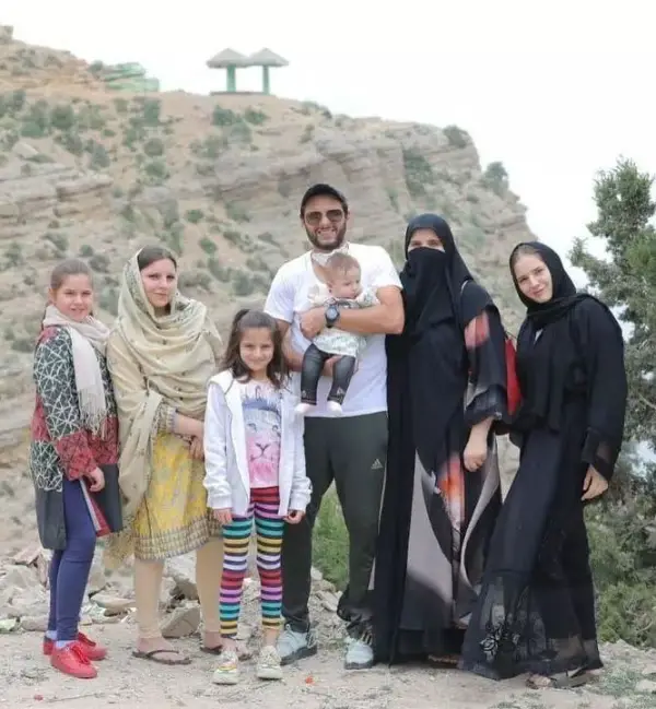 Shahid Afridi and his Daughters 