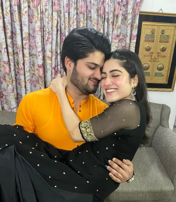 A pictures of Hina Afridi with her bother
