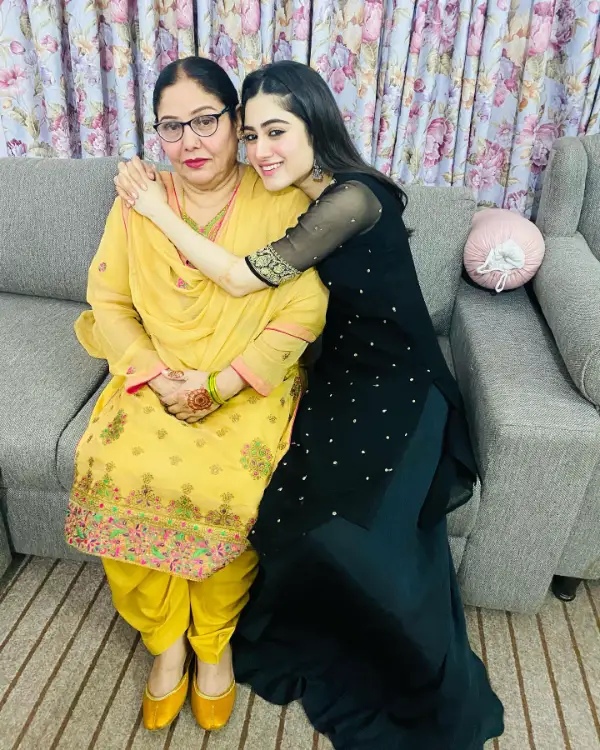 A pictures of Hina Afridi with her beutiful mother 