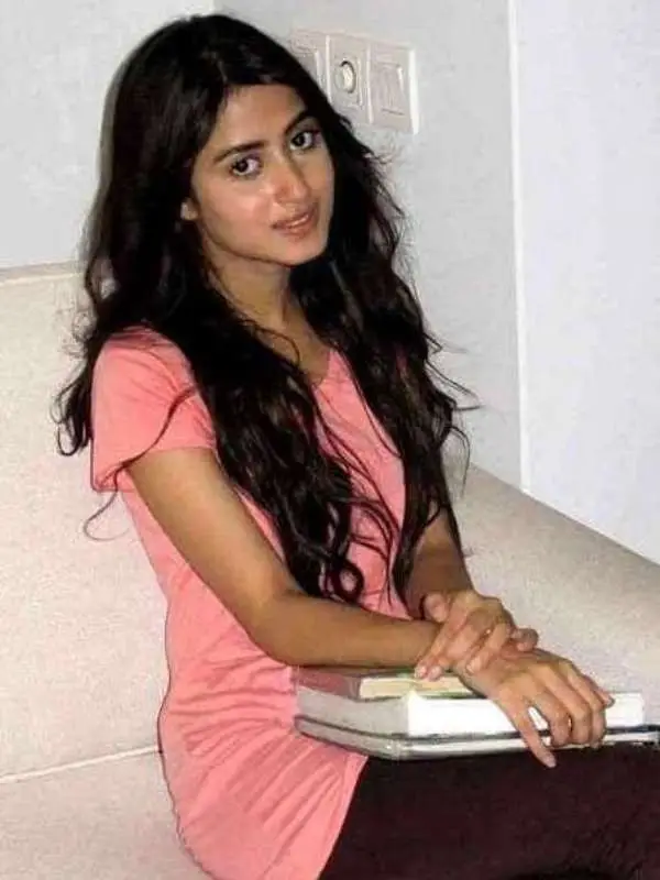 When Sajal Aly rocked without makeup selfie