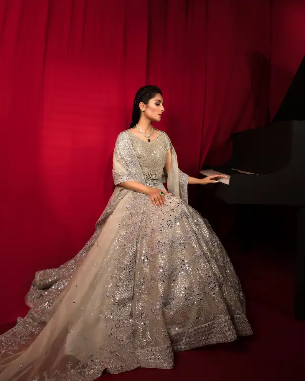 Ayeza Khan Looks Stunning At The Hum Awards!