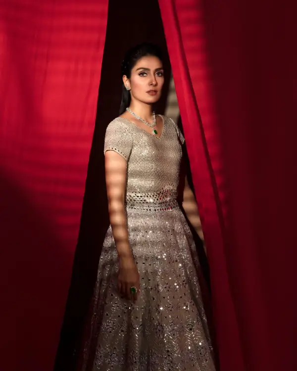 As Ayeza Khan looks like a fairy, here is her entry into the Hum Award Ceremony.
