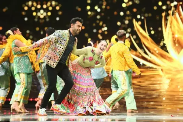 Hania Aamir and Farhan Saeed set the stage on fire with their dance performance.