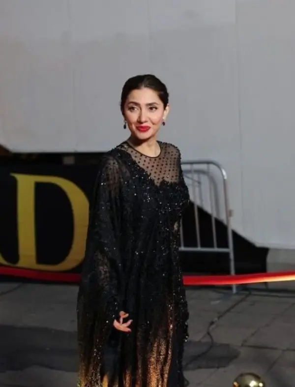 Red Carpet Pictures of Pakistani Celebrities at the 8th Hum Awards: Mahira Khan