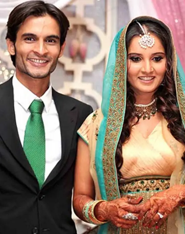 An engagment picture of Sania Mirza and Soharb Mirza