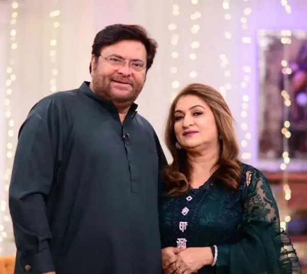 Shabbir Jan with her wife Fareeda Shabbir