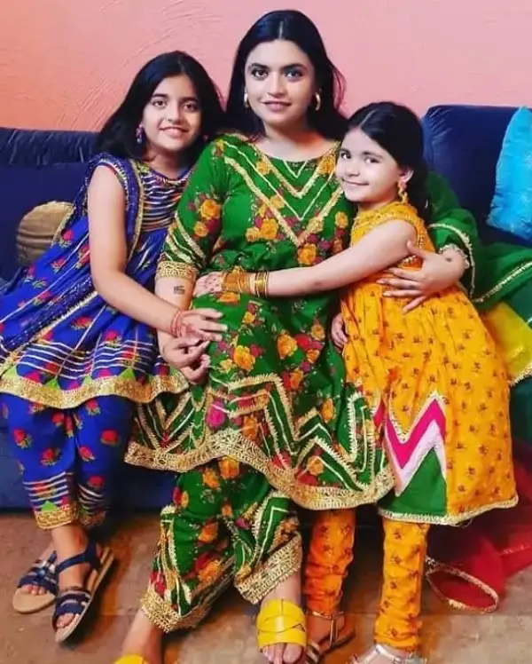 The actress with her daughters