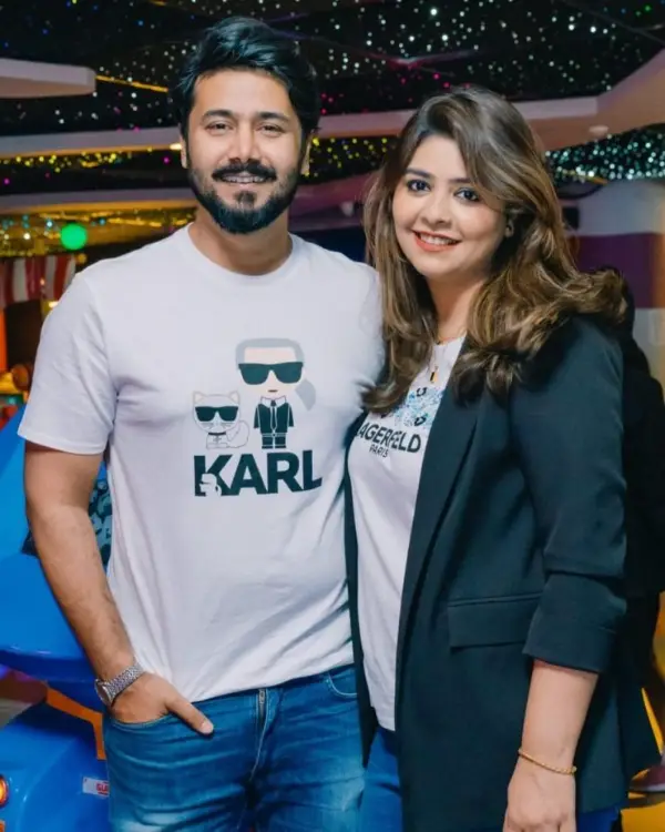 A picture of Ali Abbas with his wife Hamna Ali.