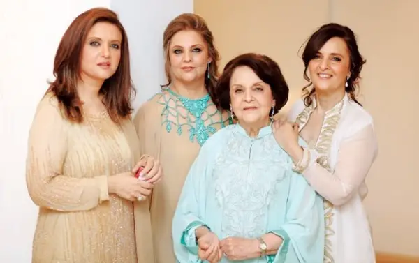 A picture of the actress with her family, including both sisters and her mother.