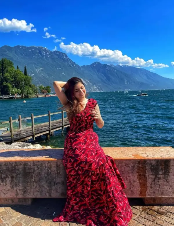 a picture of Rahat Fateh Ali Khan's daughter enjoying the view of the sea