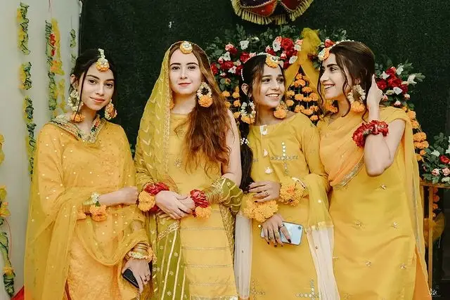 Liaba Khan with her all Sisters