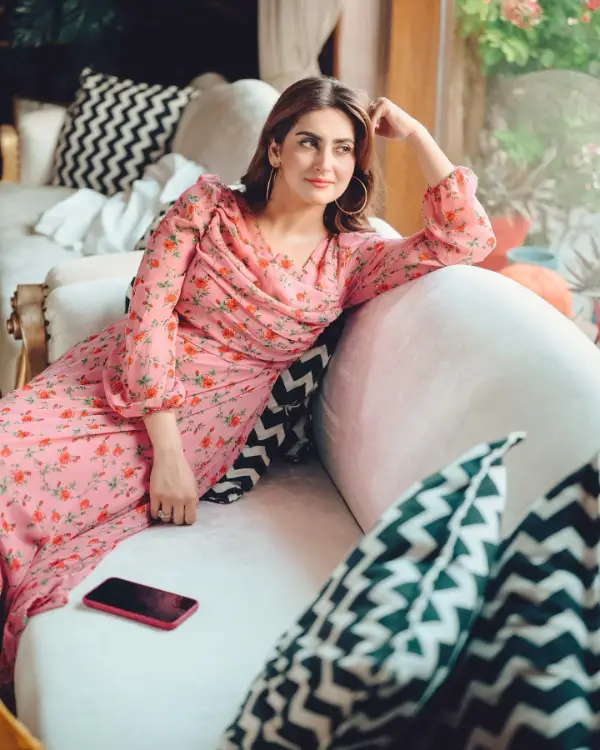 Hiba Bukhari Looks Extremely Gorgeous in Latest Shoot 