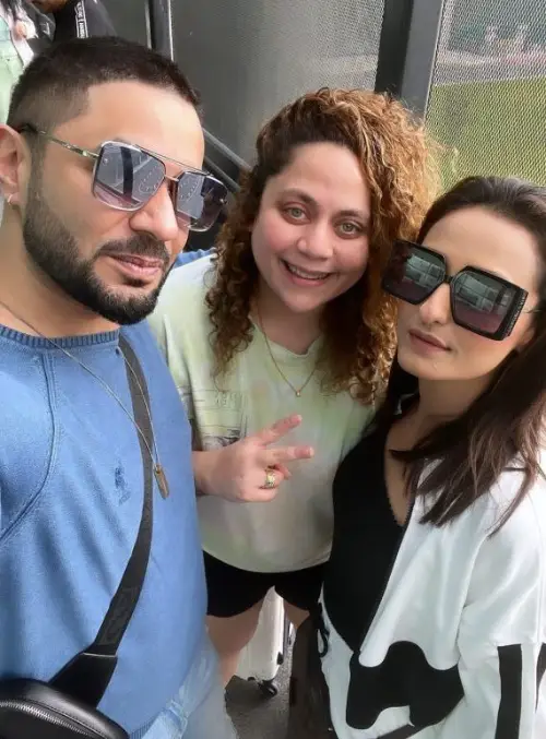 An image of the actress enjoying herself with her friends