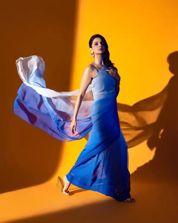 See how Saba Qamar looks stunning in a blue saree!
