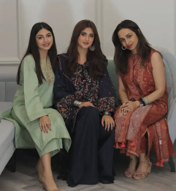 An Image showing the actress sitting on the sofa with her girls