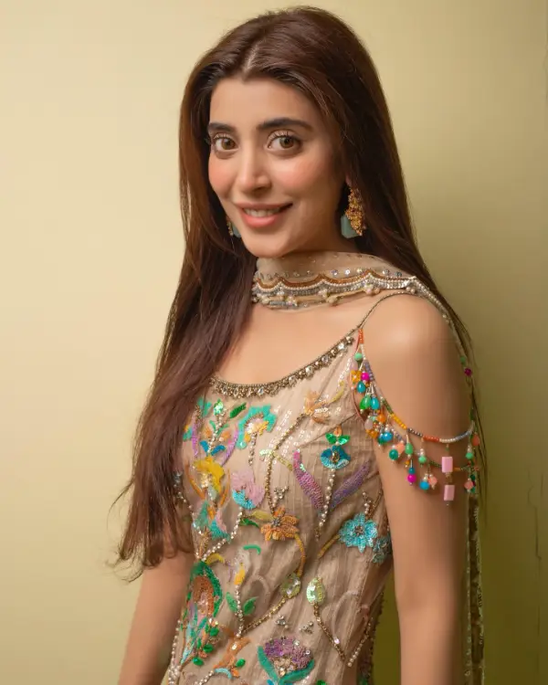 Urwa Hocane Looks Hot as She Shares PICS in Sleeveless Outfit 
