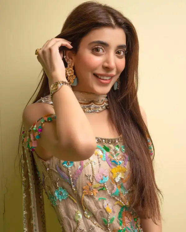 Urwa Hocane Looks Hot as She Shares PICS in Sleeveless Outfit 