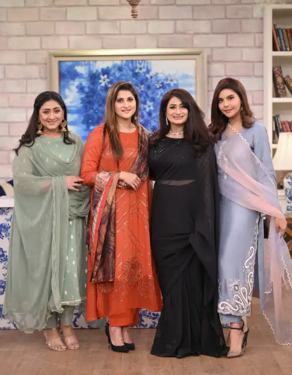 Yasir Nawaz sister Anzalna with her friends