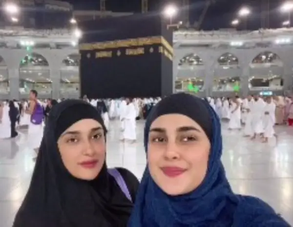 An image of her at Khana Kaaba along with her sister