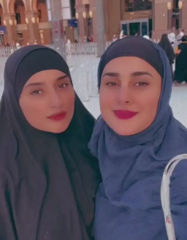 An image of the actress at Masjid Nabvi along with her sister
