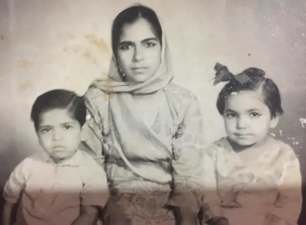 A rare picture of Fareeha Jabeen with her mother and brother when she was a young girl.